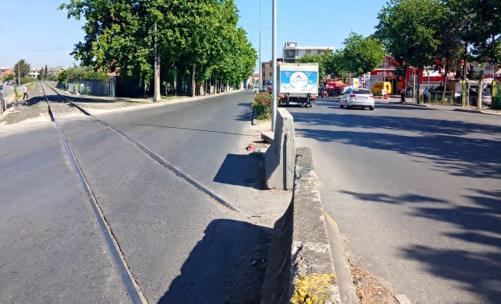 Ndërtimi i hekurudhës, bllokohet qarkullimi pranë Kthesës së Kamzës, si do të devijohet trafiku